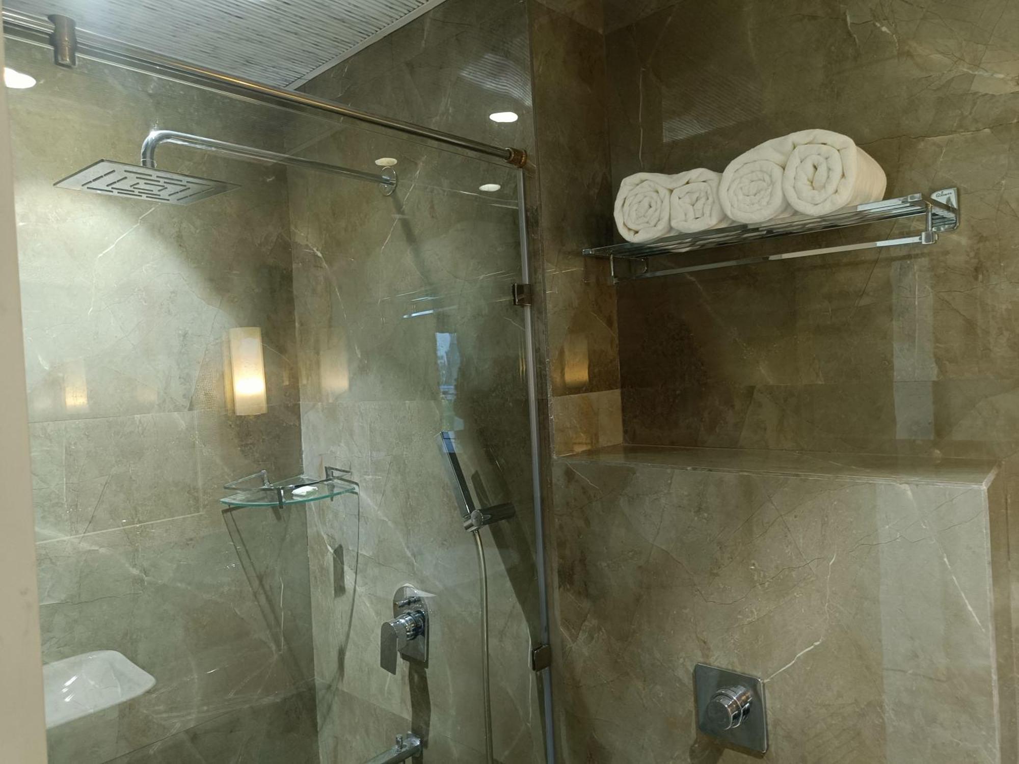 J P Hotel And Wedding Square Pilibhit Exterior foto