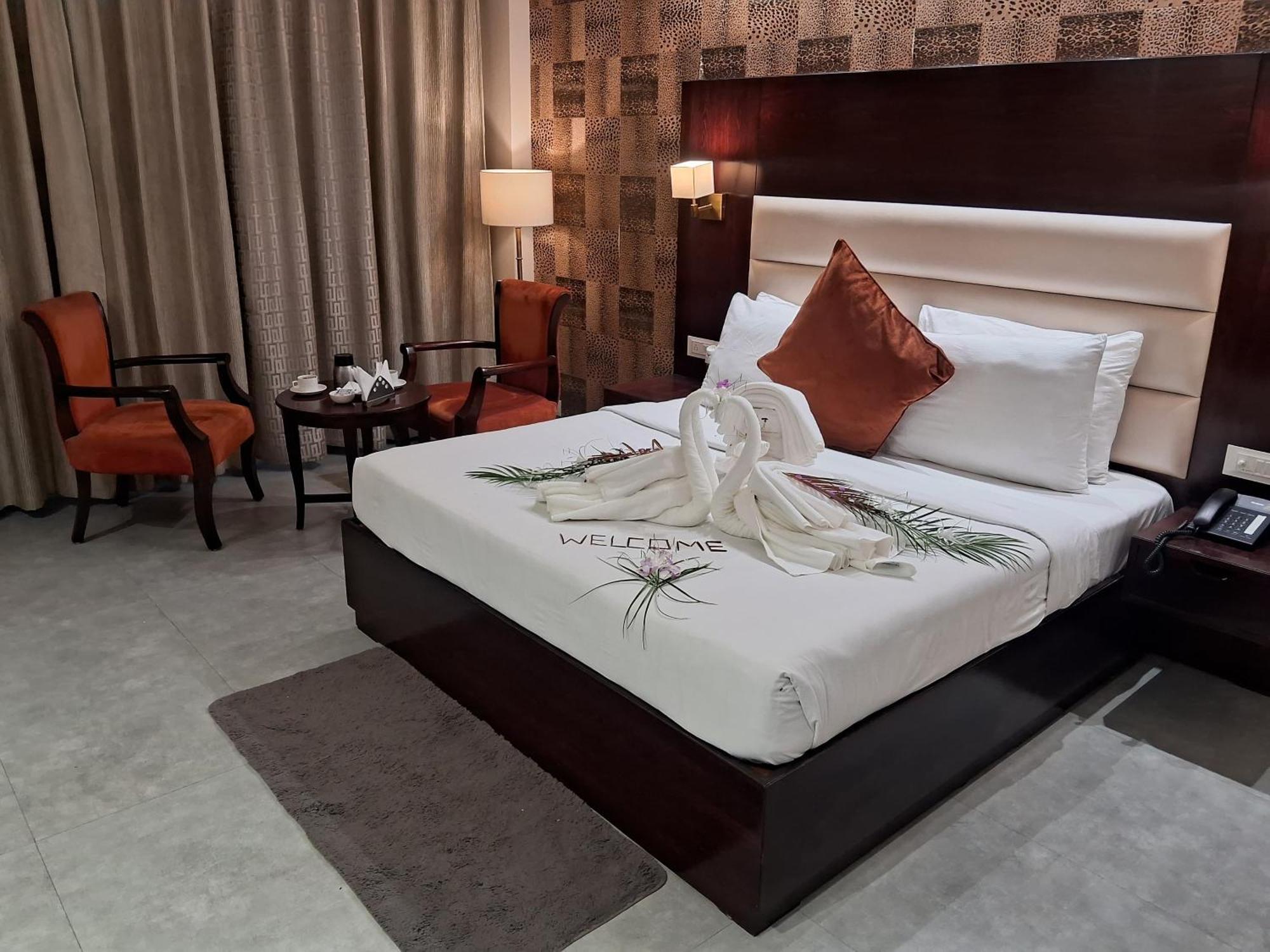 J P Hotel And Wedding Square Pilibhit Exterior foto